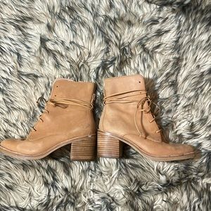 Tan leather  Ugg stacked heel ankle booties